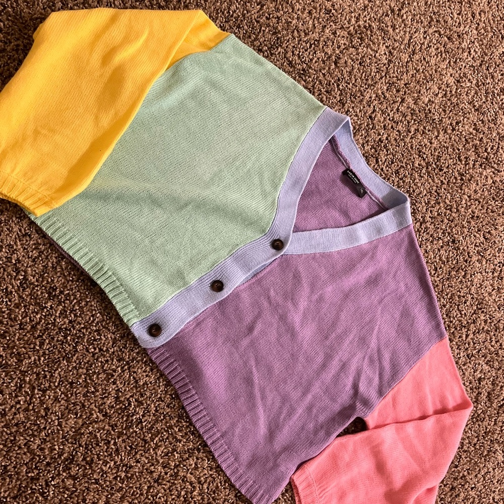 It’s giving spring sweater